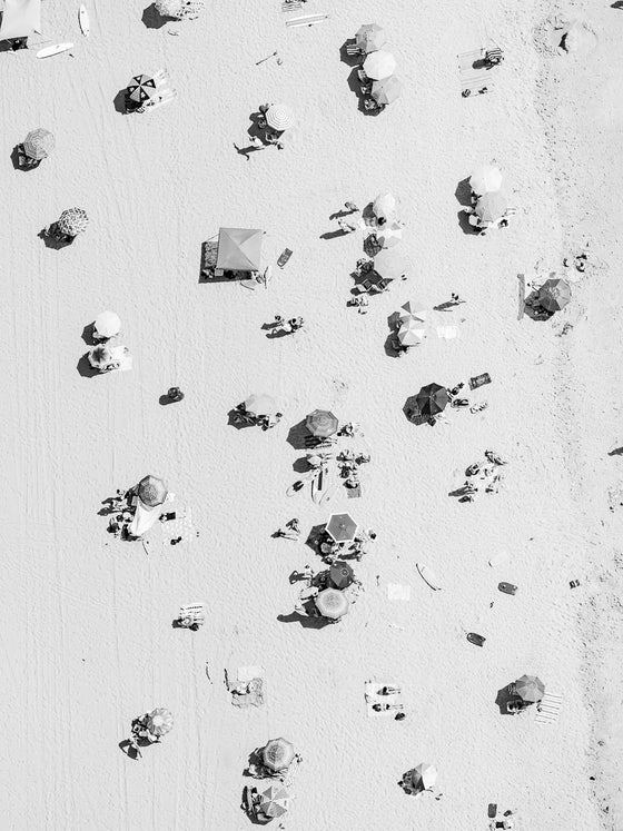 Black and white aerial photo of Manhattan Beach in Los Angeles with beach umbrellas