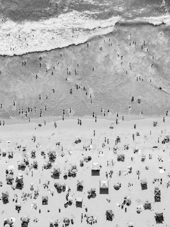 Black and white aerial photo of Manhattan Beach in Los Angeles with beach umbrellas and the ocean